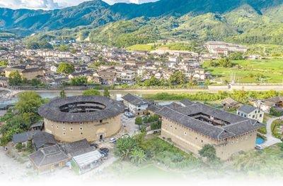 南靖县璞山村的翠美楼(左)和进士楼(右)