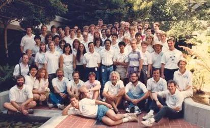 1988年公司园区内的Apple员工,穿得都土气又舒适丨计算机历史博物馆收藏