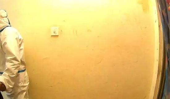 王欣透过门外监控可以看到有防疫人员收垃圾