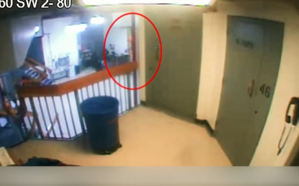 未删节的爱泼斯坦相关文件中，“特朗普名字出现超过一百万次” | 爱泼斯坦死亡当晚又有新发现，监控中突然闪过的“橙色身影”究竟是谁？