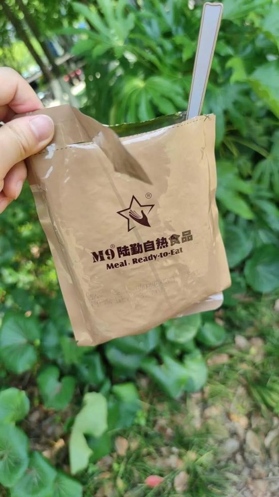 阿杜中午吃的自热食品