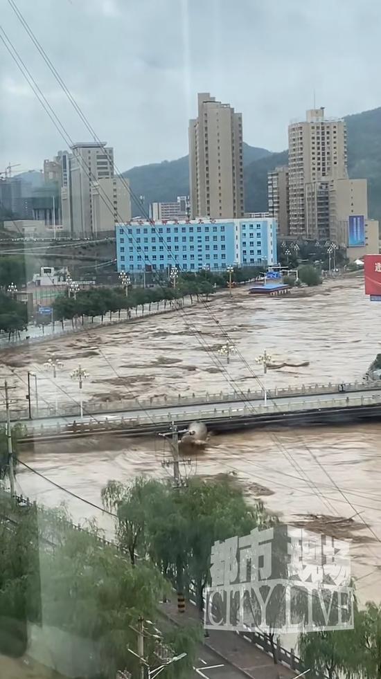 陕西延安遭暴雨袭击,洪水漫堤涌入街道,多辆汽车被冲走,已转移群众1.31万名