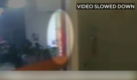 未删节的爱泼斯坦相关文件中，“特朗普名字出现超过一百万次” | 爱泼斯坦死亡当晚又有新发现，监控中突然闪过的“橙色身影”究竟是谁？