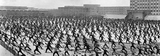 1959年,人们在广场上做第三套广播体操。
