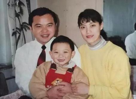 父母与黄子韬小时候