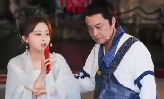 63岁知名演员马景涛直播时突然晕倒、后脑勺磕地,主持人大喊断播,合作方称其突发低血糖,工作室回应