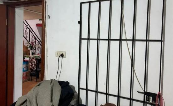 儿子发病最严重的时候,他们在屋里睡觉都怕,不得已给自己的卧室装上了铁栅栏门