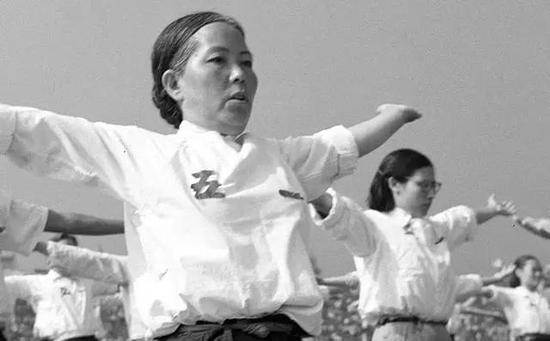 1958年,山西省太原,一名妇女在运动会上参加第三套广播体操表演