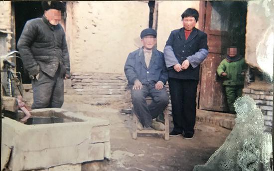 方家合影,从左到右依次为洋洋爷爷、方天木、杨兰、洋洋。澎湃新闻记者 沈文迪 翻拍