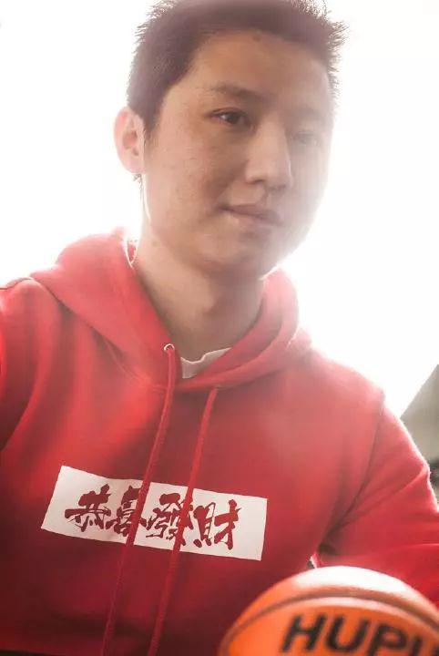 虎扑创始人、C E O 杨冰认为,虎扑当下面临的最紧迫的问题还是对社群的维护(图片来源:《中国企业家》,摄影/贾睿)