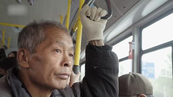 杨云鹏大爷每天坚持去广场跳“鬼步舞”。
