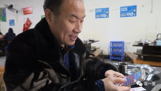 妻子怀疑郝跃的神志受到了影响,他现在最爱玩的就是游戏“消消乐”