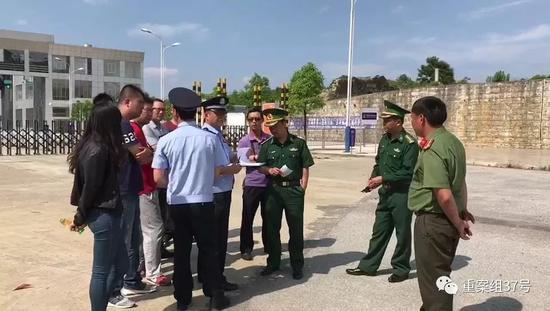 昆明铁警向越方移交被解救的“越南新娘”。 警方供图