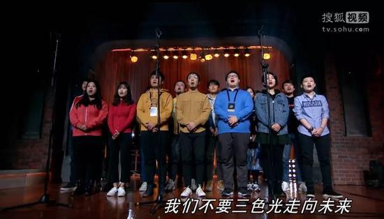 第一排穿黄色衣服的两位分别是节目总制片人刘响和总导演马犁。