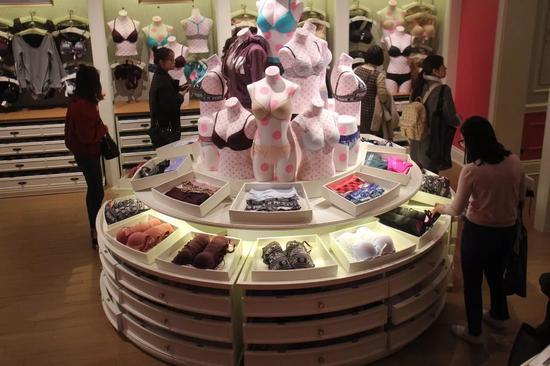 “维多利亚的秘密”中国首家品牌直营旗舰店在上海正式开业@视觉中国