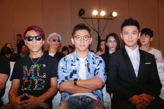 2016年8月,“羽泉”组合现身黄晓明的明明娱乐首场发布会