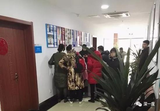 患者家属在医院交涉