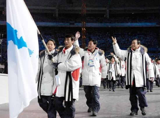这是2006年2月10日,朝鲜和韩国代表团在都灵冬奥会开幕式上携手入场。新华社记者王晔彪摄