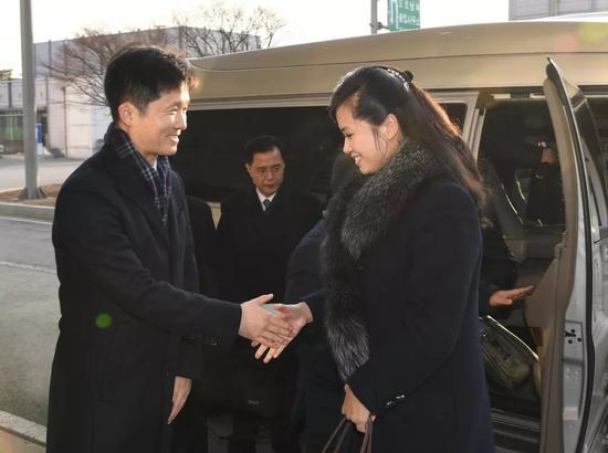 1月21日,朝鲜三池渊管弦乐团团长玄松月(右一)到达位于朝韩边境的韩国京畿道坡州市京义线韩朝出入境事务所。新华社发(韩国统一部提供)