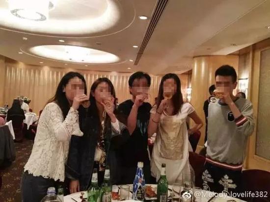 婚宴上的杨俪萍(左一)和朱晓东(右一)。