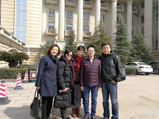 代小权(右二)终审当庭无罪释放,与代理律师们在九江中院前合影留念,主代理律师谢民(左二)(独家授权钛媒体发布)