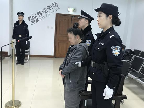 图为庭审现场。