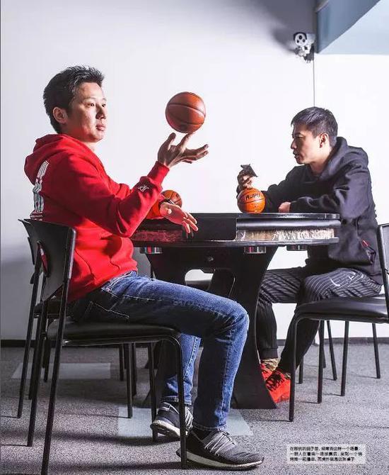 在程杭的脑子里,经常有这样一个场景:一群人在看完一场球赛后,坐到一个烧烤摊一起撸串,而虎扑就是这张桌子(图片来源:《中国企业家》,摄影/贾睿)