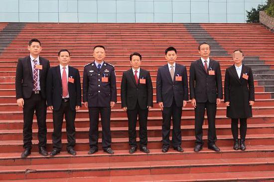 2016年11月,新一届广安区政府班子成员合影,右为黎永兰