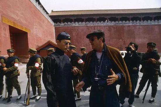《末代皇帝》片场,贝托鲁奇给演员讲戏
