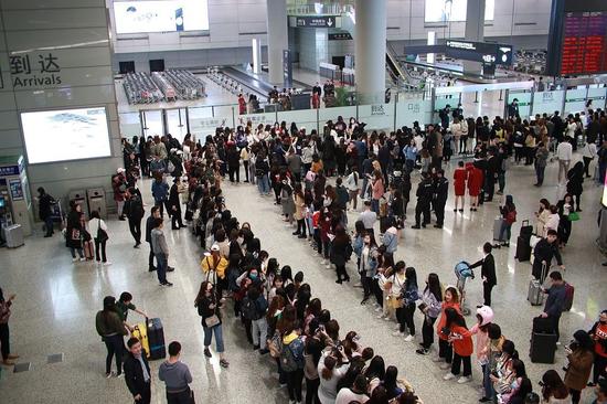 2018年3月,上海虹桥机场,近百位粉丝排好长队等待偶像抵达。图/视觉中国