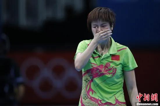 在伦敦奥运会乒乓球女子单打决赛中,中国选手李晓霞战胜队友丁宁,夺得金牌。图为丁宁被判发球违例后情绪低沉落泪。记者 盛佳鹏 摄