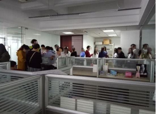 学霸1对1爆发财务危机,办公室挤满家长与员工
