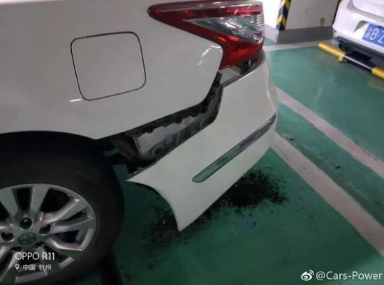 还有一辆天籁 (看这伤的位置,大概是白车左侧的那辆车?)