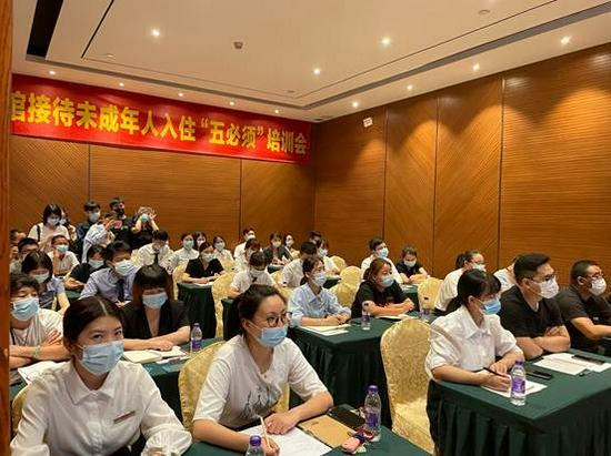 西湖公安分局民警对辖区内的旅馆工作人员开展培训。