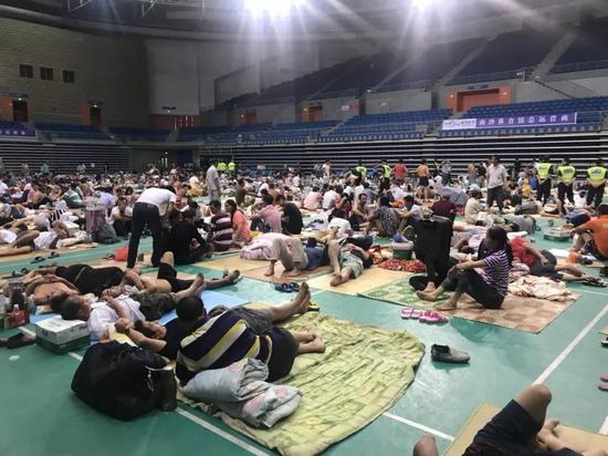 9月16日,广州市南沙体育馆内,千余名农民工临时避难 新京报记者 周小琪 摄影