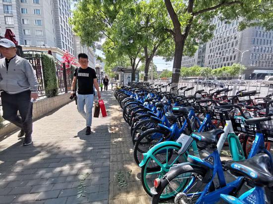 今天下午,宣武门地铁站周边仍能看到违规投放的青桔单车。摄影/新京报记者 王贵彬