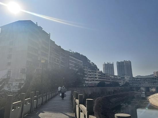 杜可心长大的盐亭县城,年轻人多到外地谋生,留守老人较多。