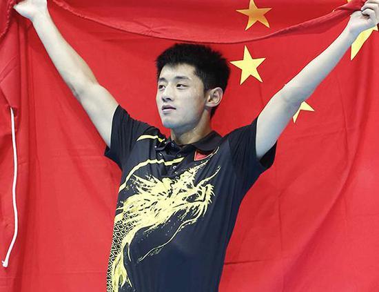 2012年伦敦奥运会,张继科身披国旗庆祝。