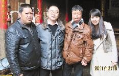 去年底,张倩(右一)和丈夫(左二)一起去看望阙祖发(右二)