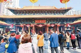 立春时到黄大仙求签,是香港的传统习俗之一