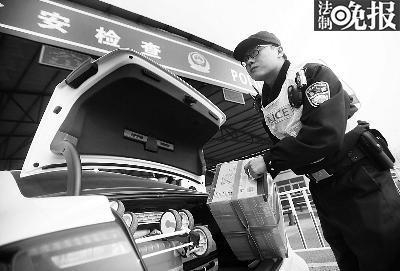 民警对车辆进行手检,将后备厢物品一一搬开,查看是否有违禁物品