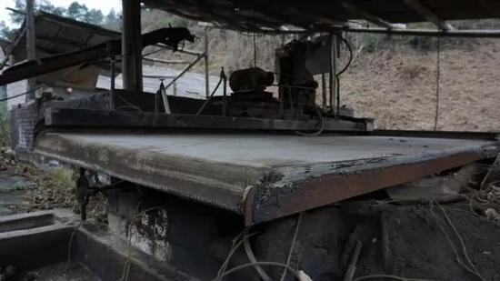 从神树旁机械厂搬走后,又在县城北部小山岰建厂的高污作业冶炼厂区,没几年新建厂区周边的山林也成片枯死
