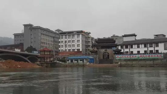 巫水河北岸的县城古城楼与村里的神树隔河相望,连接两个古物的是第三座过河大桥