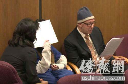 弗瑞德正在宣读翟芸瑶的忏悔信。(侨报记者高睿摄)