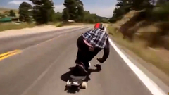 公路上用滑板狂飙
