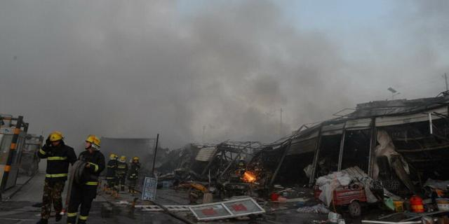 瓜果市场火灾:百吨水果成灰烬