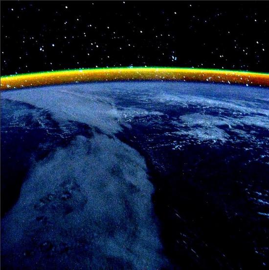 空间站的第207日,黄昏在印度洋与地平线上的黄色带