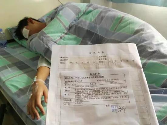 图为躺在病床上的罗田凯(化名)。