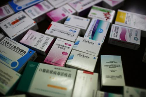 在山东济南市警方开展的一次打击食品药品犯罪“利剑”专项行动中,现场查获的疫苗。