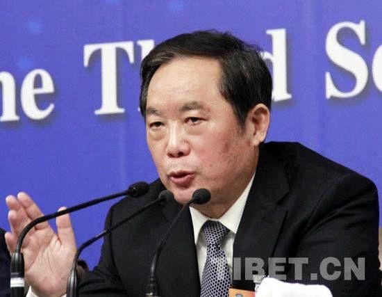 全国政协常委、民族和宗教委员会主任朱维群在2015年全国两会期间回答记者提问。摄影:翟新颖